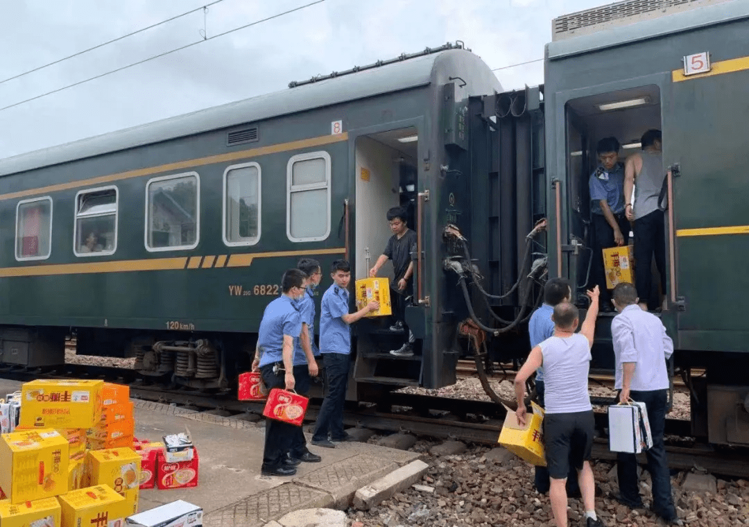 D3014次列车撞鸟临停、9趟列车受影响晚点，铁路南京站致歉