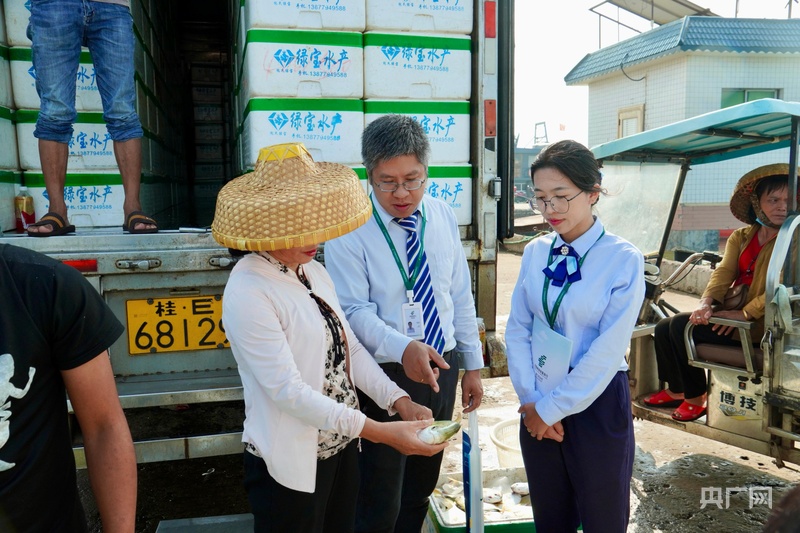 特朗普政府不确定性升温 美国银行客户交易活动放缓