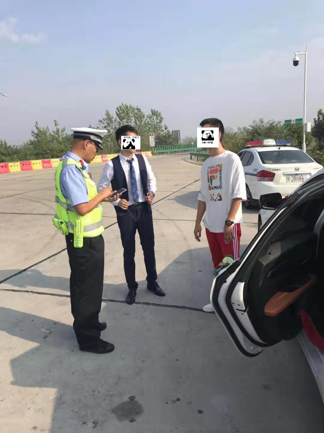 男子抱着狗驾车上机场高速被举报，南京警方：严肃批评教育